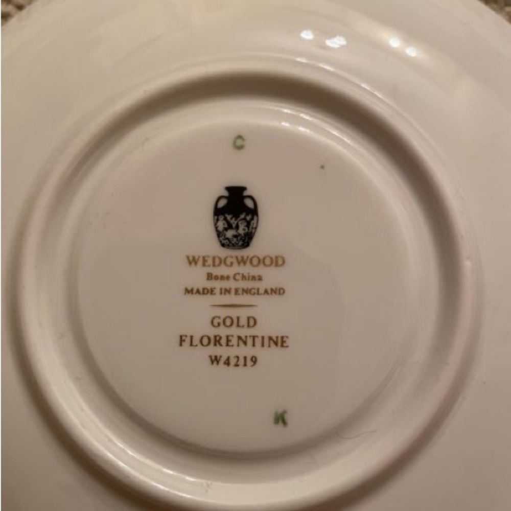 Wedgwood Gold Florentine Teacups and Saucers. - Picture 2 of 4